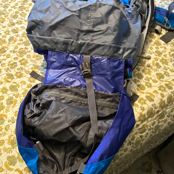 Backpacking pack - Picture 3 of 7